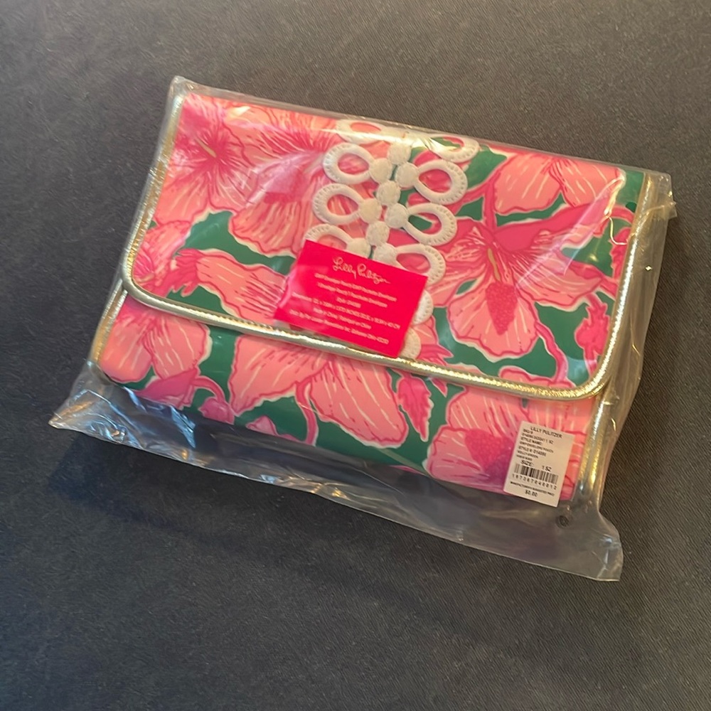 Gorgeous New perfect condition collectible one of a kind Lily Pulitzer clutch 💕